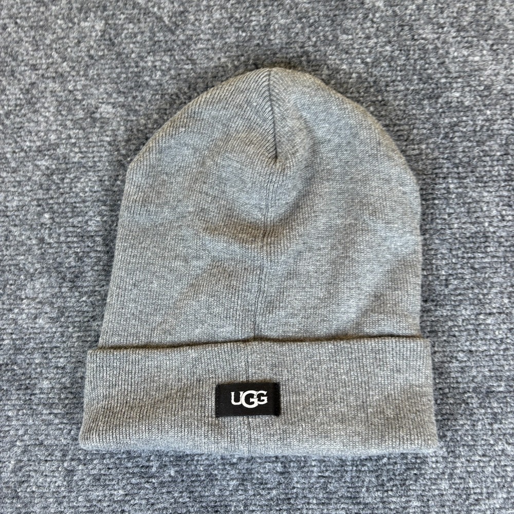 UGG Cuffed Beanie Hat Unisex One Size Heather Gray Logo Patch Ribbed Knit Winter
